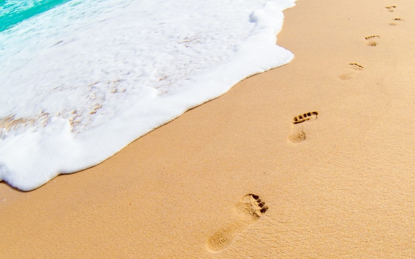 footprints-in-the-sand-uhd-wallpapers.jpg