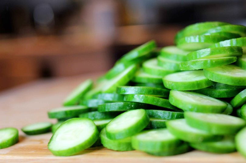 fresh-garlic-and-dill-pickles-cucumbers-cut-2